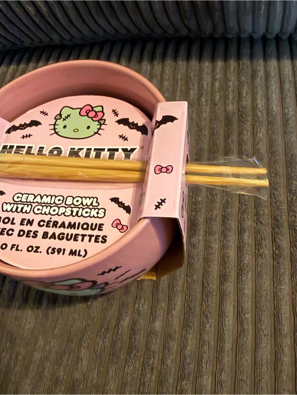 Hello Kitty Pink Ceramic 20oz Ramen Bowl w/ Chopsticks- Halloween Themed NWT - Picture 5 of 7